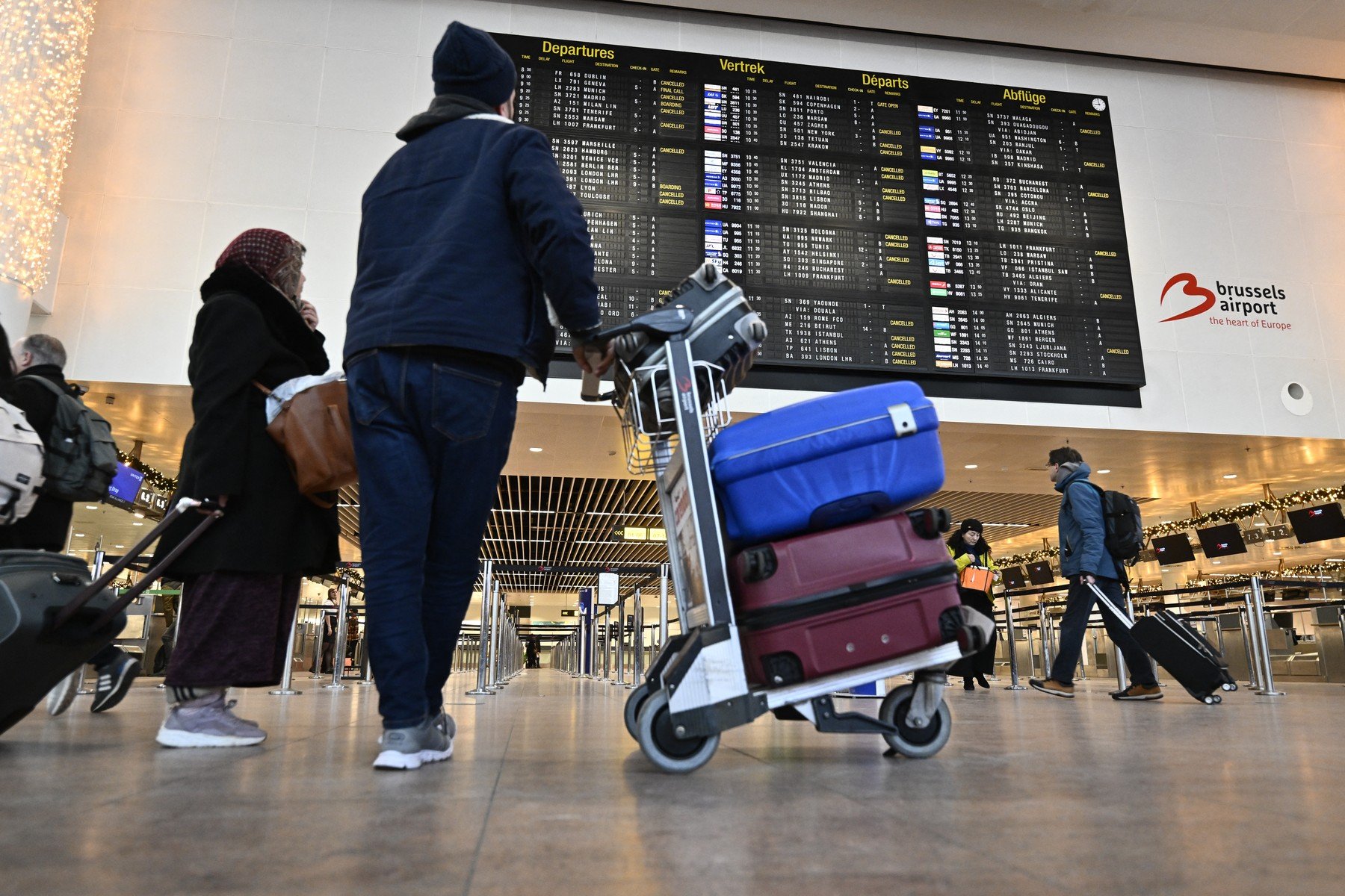 Avertisment al MAE pentru românii aflați în Belgia: grevă generală anunțată, perturbări semnificative ale transportului Imagini de pe străzile din Bruxelles, într-o zi obișnuită, contrastează cu anunțul recent al Ministerului Afacerilor Externe (MAE), care avertizează cetățenii români aflați sau aflați în drum spre Belgia asupra unei greve generale programate pentru joi