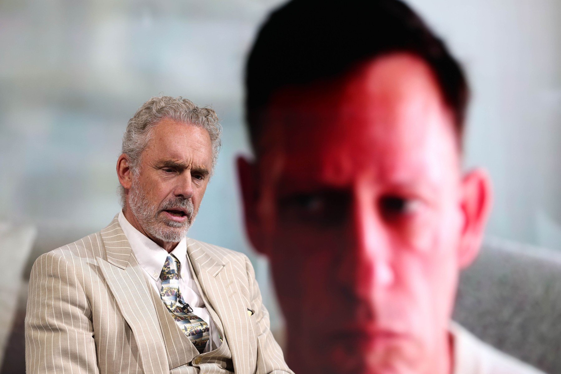 Deși lumea modernă devine tot mai dependentă de tehnologie, cei mai influenți lideri în domeniu păstrează o distanță semnificativă între propriile lor vieți și ecranele pe care le-au transformat într-o parte esențială a societății