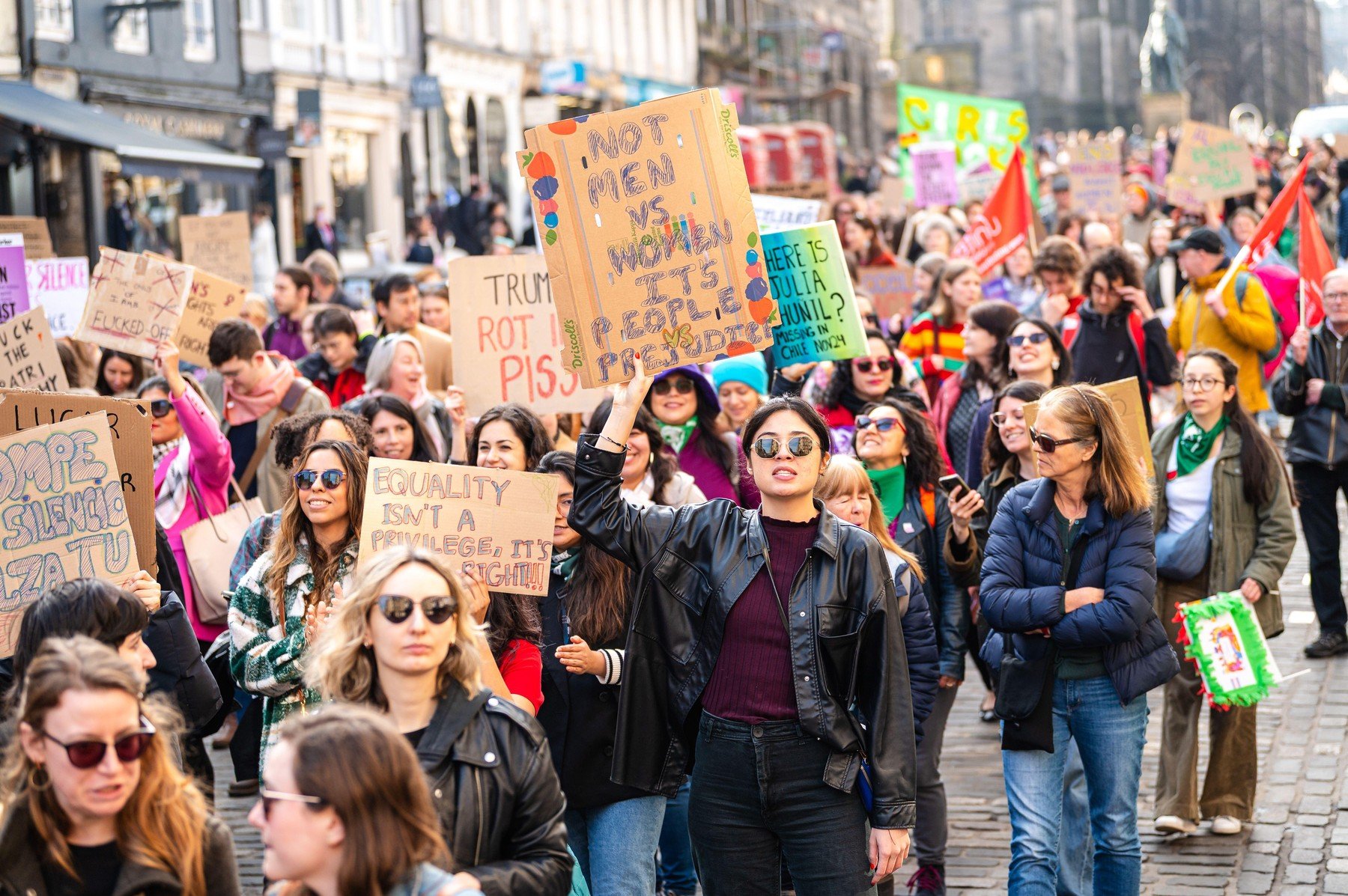 Mii de oameni au ieșit duminică pe străzile din întreaga Europă pentru a celebra Ziua Internațională a Femeii, un eveniment anual care, de decenii, mobilizează partide civice, organizații și indivizi în lupta pentru drepturile și egalitatea femeilor
