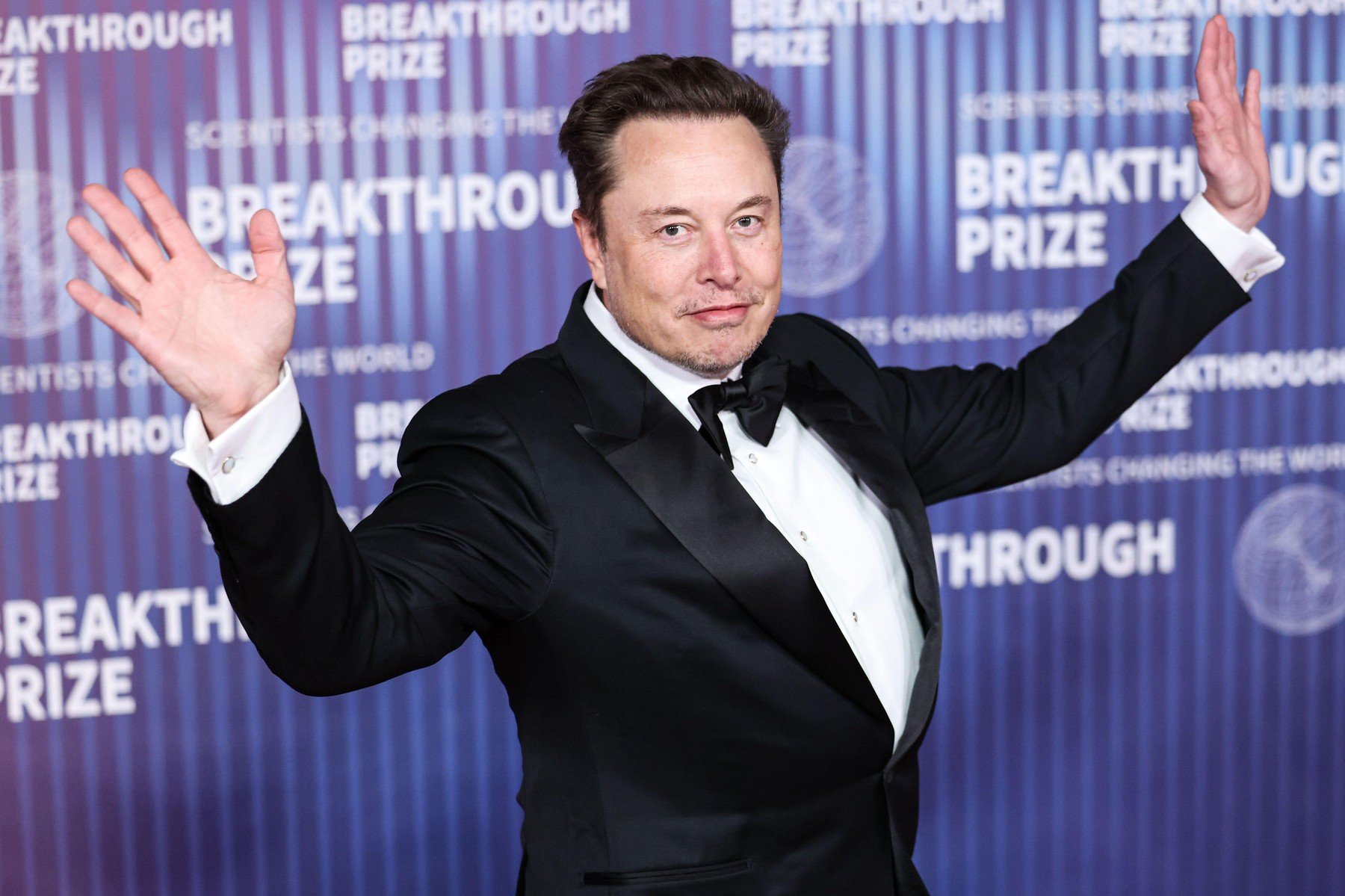 Elon Musk, cel mai bogat om din lume, conform listei publicate marți de revista Forbes, are o avere estimată la 839 de miliarde de dolari, fiind în mod clar departe de rivalii săi și de accumulatele istorice ale miliardarilor globali