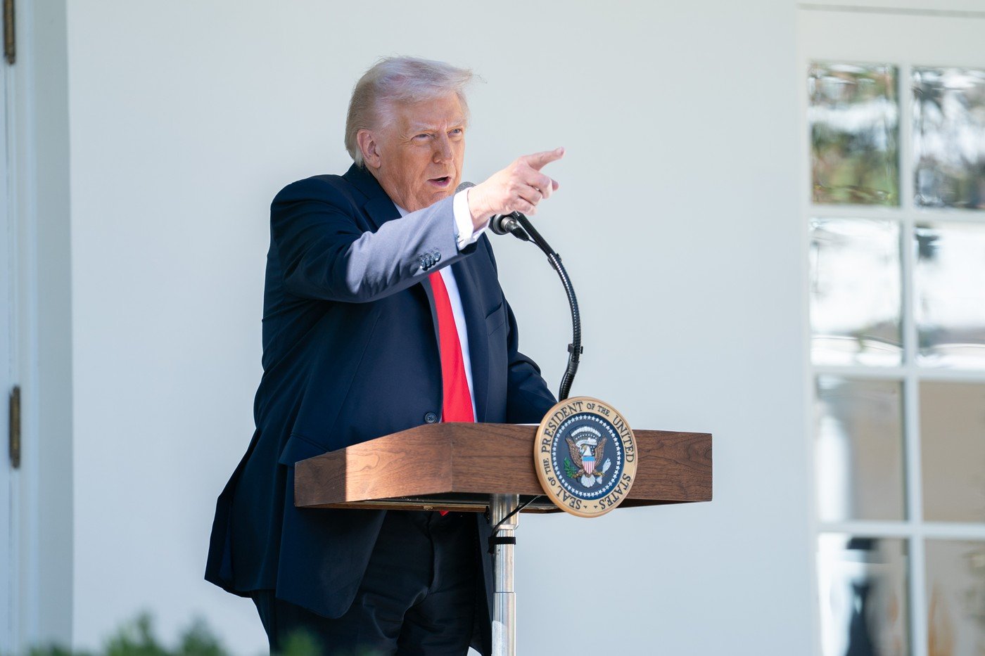 De la “lași” și “tigru de hârtie”, la o “dezamăgire”: evoluția discursului lui Trump privind NATO în ultimele patru săptămâni Declarațiile președintelui Donald Trump despre NATO și războiul din Iran reflectă o evoluție marcantă, de la criticisme dure către o aparentă dezamăgire, cu incidente publice și declarații care pun sub semnul întrebării coeziunea alianței transatlantice