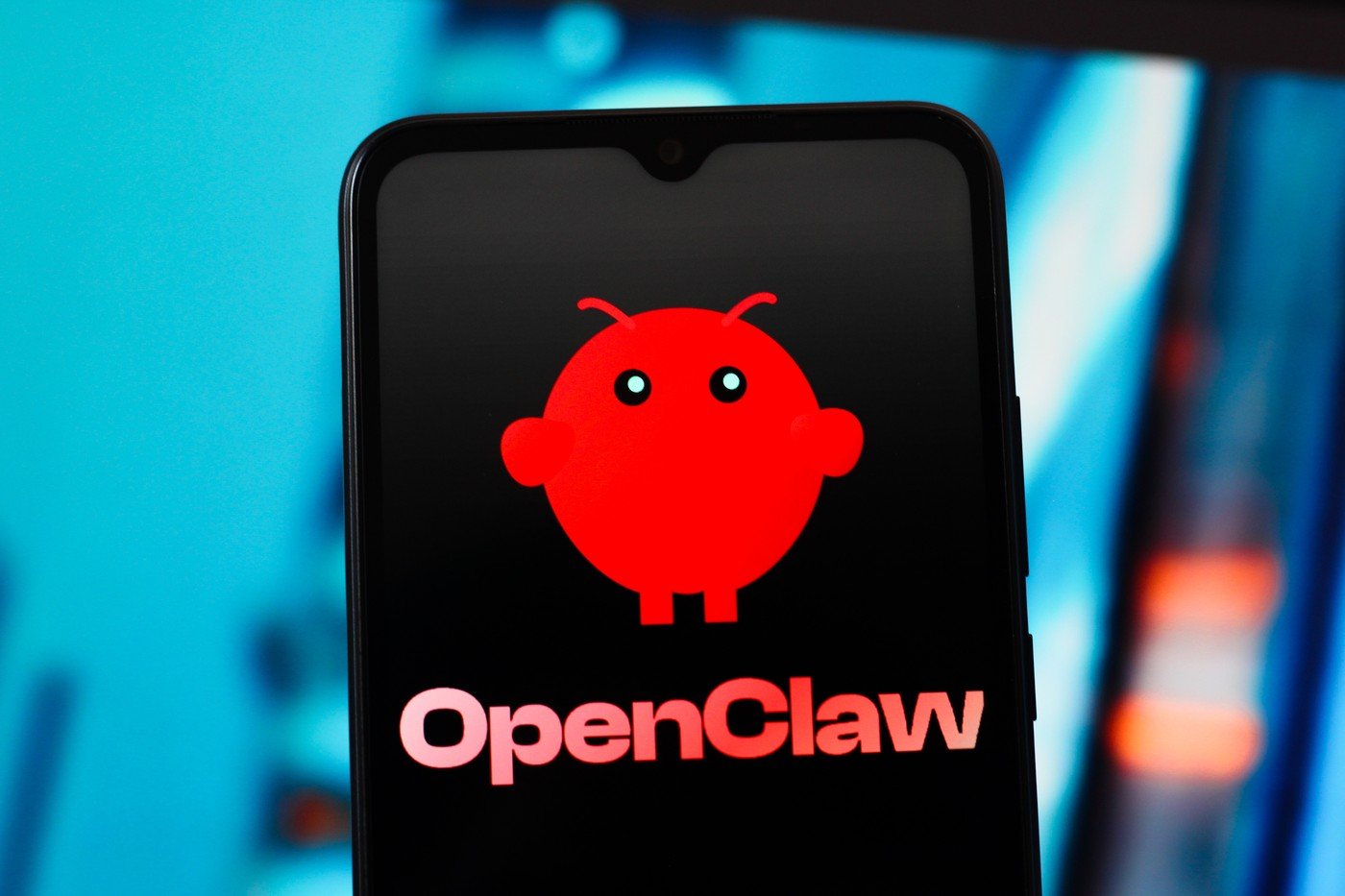 Un nume care a zguduit universul tehnologic și a aprins dezbateri aprinse în spațiul digital: OpenClaw, agentul AI open-source care a devenit, în ultimele luni, unul dintre cele mai discutate subiecte în comunitățile de specialitate și nu numai