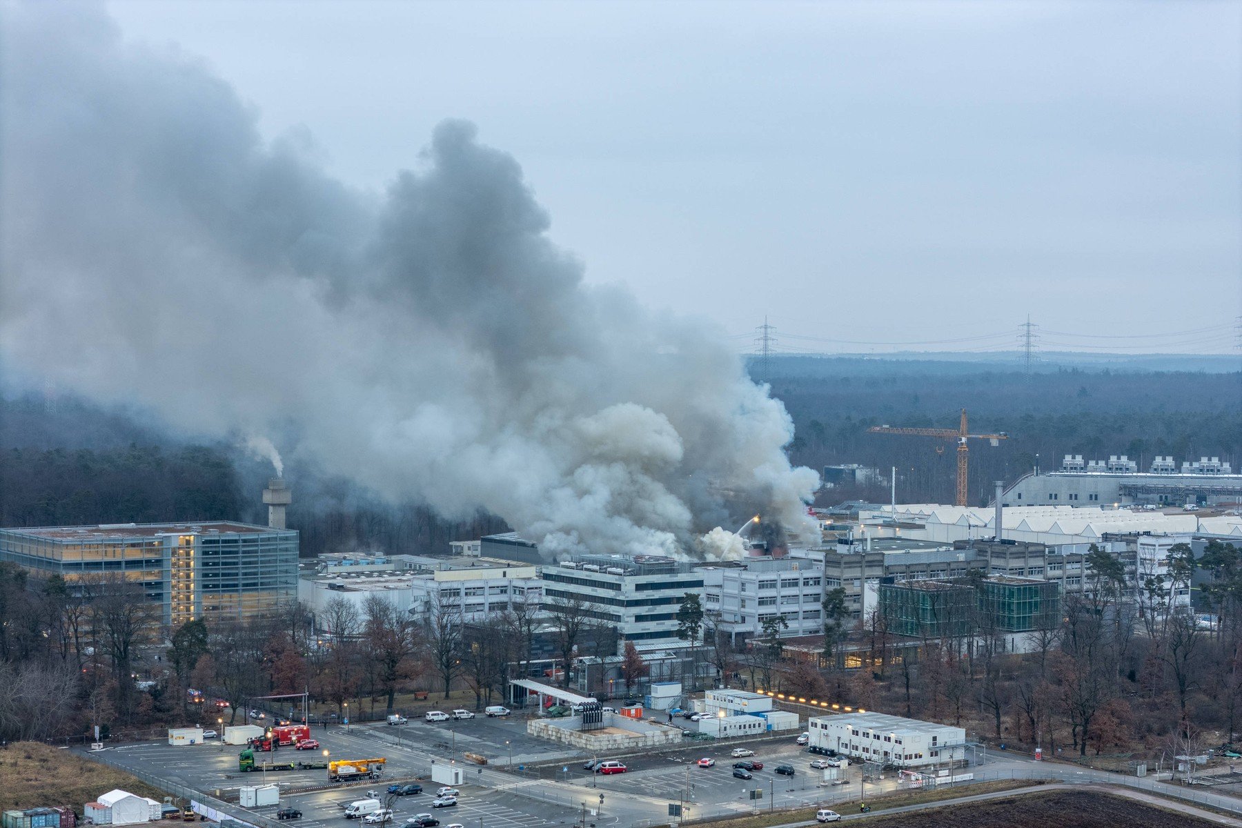 Incendiu devastator la Centrul Helmholtz GSI din Darmstadt: panică și intervenții de amploare Un incendiu de proporții a cuprins, joi dimineața, complexul de cercetare Helmholtz GSI din Darmstadt, oraș situat în sud-vestul Germaniei, provocând panică printre angajați și autorități