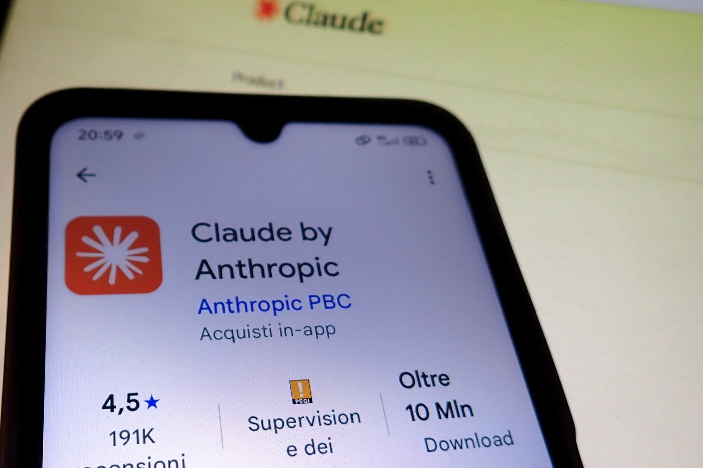 Aplicația de chat cu AI Claude atinge vârful popularității în SUA, pe fondul controversei cu Pentagonul Într-un context tensionat legat de utilizarea inteligenței artificiale în domeniul militar, aplicația Claude, dezvoltată de startup-ul american Anthropic, a urcat brusc în topul preferințelor utilizatorilor din Statele Unite