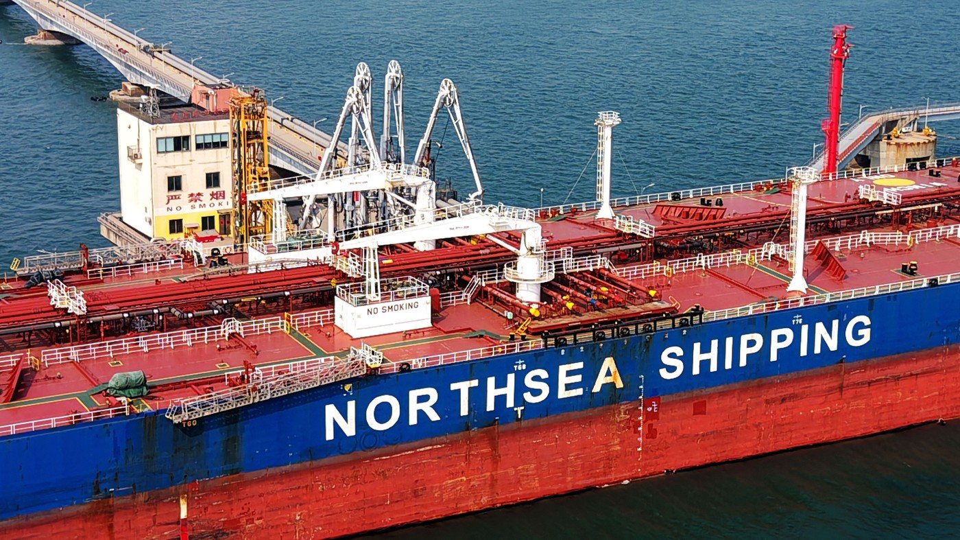 Criza energetică globală amenință să escaladeze pe fondul conflictului tensionat dintre Statele Unite și Iran, un conflict care riscă să provoace un nou șoc pe piețele mondiale de petrol și gaz, cu repercusiuni majore asupra economiilor naționale și asupra stabilității financiare internaționale