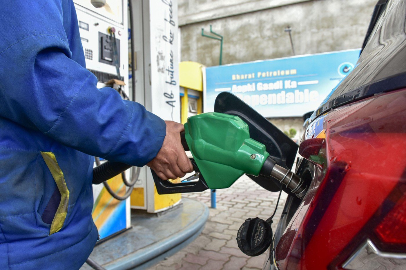 Prețurile petrolului au înregistrat o creștere semnificativă joi, reflectând incertitudinile și tensiunile din piața energetică globală