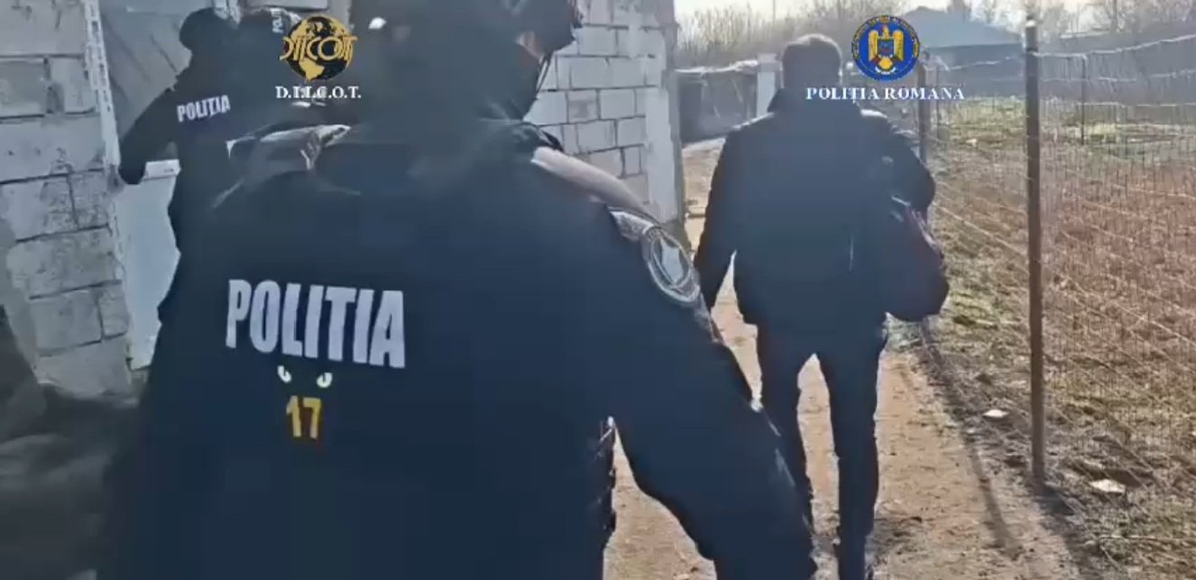 Trafic de minori și abuzuri sexuale în Teleorman: trei inculpați, între care doi minori, arestați preventiv Un caz grav de trafic de minori și abuz sexual a fost destructurat recent în județul Teleorman, după ce autoritățile au dispus reținerea a trei persoane, dintre care doi minori, în vârstă de 16 ani