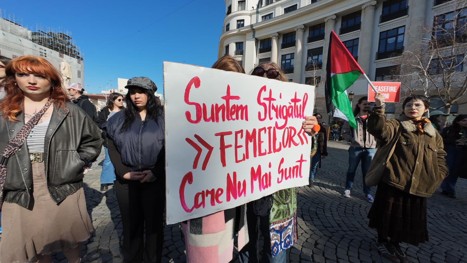 Duminică, în plină celebrare a zilei de 8 Martie, câteva sute de persoane au ieșit în fața universității din București pentru a protesta împotriva măsurilor de austeritate impuse de guvern