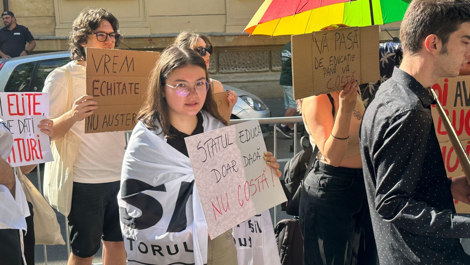 Studenții și elevii protestează în Piața Victoriei: Guvernul taie bugetul educației cu aproximativ 3 miliarde de lei Peste o mie de tineri din învățământul preuniversitar și superior se vor reuni sâmbătă în Piața Victoriei pentru a-și exprima nemulțumirea față de reducerea substantială a finanțării pentru educație