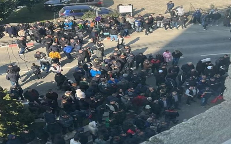 Miercuri dimineață, în fața sediului din Târgu Jiu al companiei Complexul Energetic Oltenia, s-au adunat sute de mineri și energeticieni, într-un protest de amploare menit să atragă atenția asupra dificultăților generate de decizia administrației de a nu mai prelungi contractele pe perioadă determinată pentru aproape 1.500 de angajați