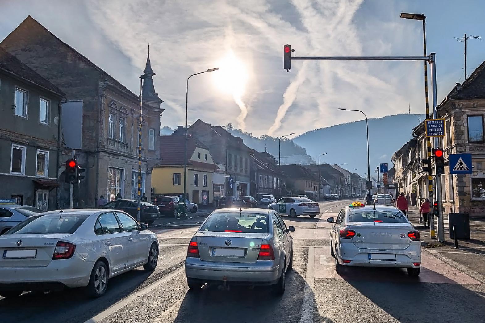 Brașovul introduce tehnologie avansată pentru siguranța pietonilor și fluidizarea traficului Autoritățile din Brașov au anunțat recent implementarea unui sistem inovator de monitorizare și control al traficului rutier, menit să crească siguranța în zonele aglomerate ale orașului