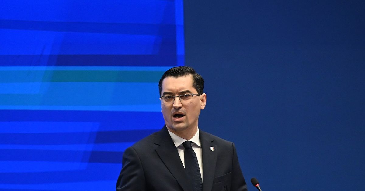 Contestațiile la alegerile pentru șefia Federației Române de Fotbal (FRF) se intensifică după ce rezultatul oficial a fost anunțat: Răzvan Burleanu a câștigat un nou mandat, însă cele cinci voturi împotrivă acordate contracandidatului Ilie Drăgan au stârnit un val de controverse și acuzații serioase