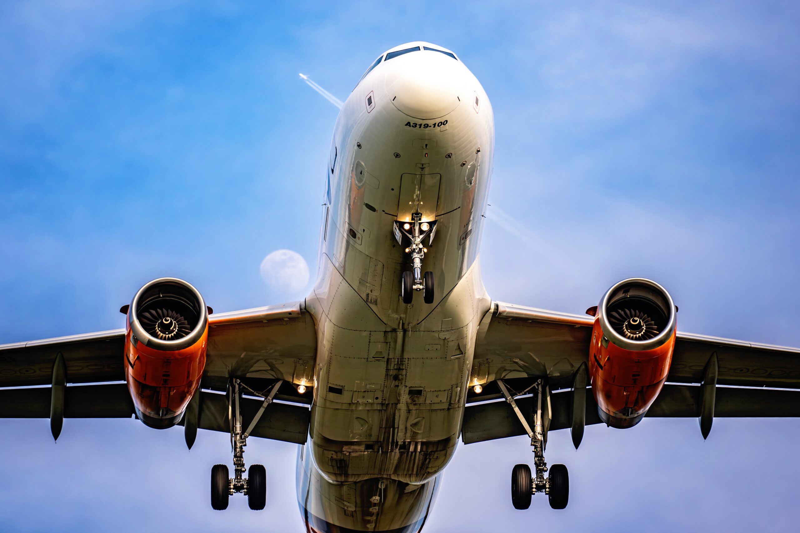 Aeroporturile din București își modernizează regulile de securitate pentru bagajele de mână, permitând începând de miercuri, 11 martie, ca pasagerii să transporte lichide, aerosoli și geluri în recipiente individuale de până la 2 litri, față de limita anterioară de 100 ml per recipient