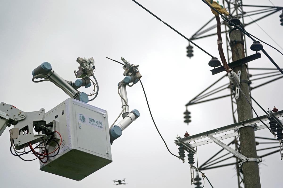 Un robot electrician dezvoltat recent în China promite să revoluționeze sectorul infrastructurii electrice, reducând semnificativ necesitatea intervenției umane în operațiunile de întreținere a liniilor de înaltă tensiune