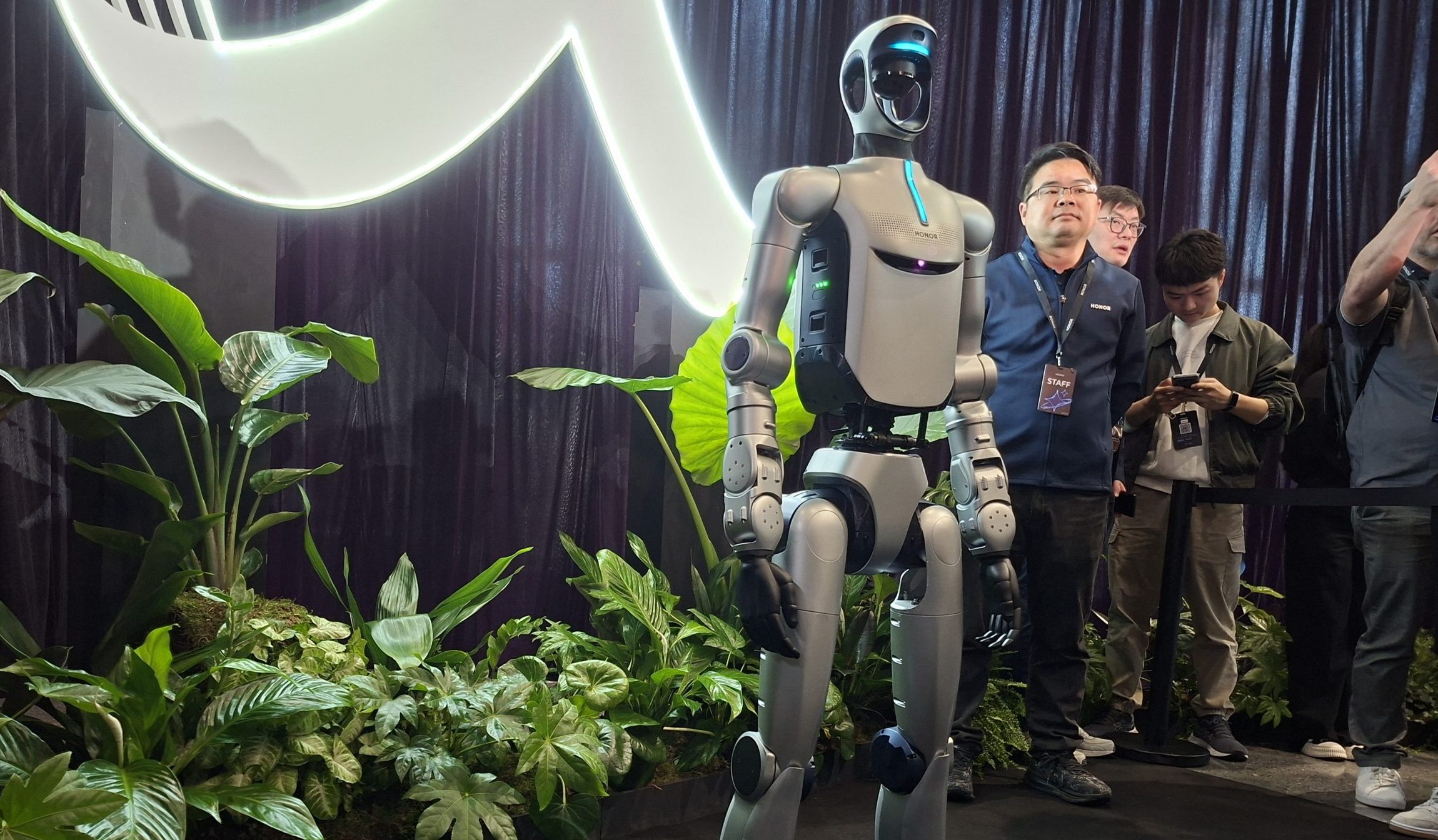 Honor face un pas îndrăzneț în lumea roboticii cu un robot umanoid demonstrativ, prezentat live la Barcelona, în cadrul Mobile World Congress