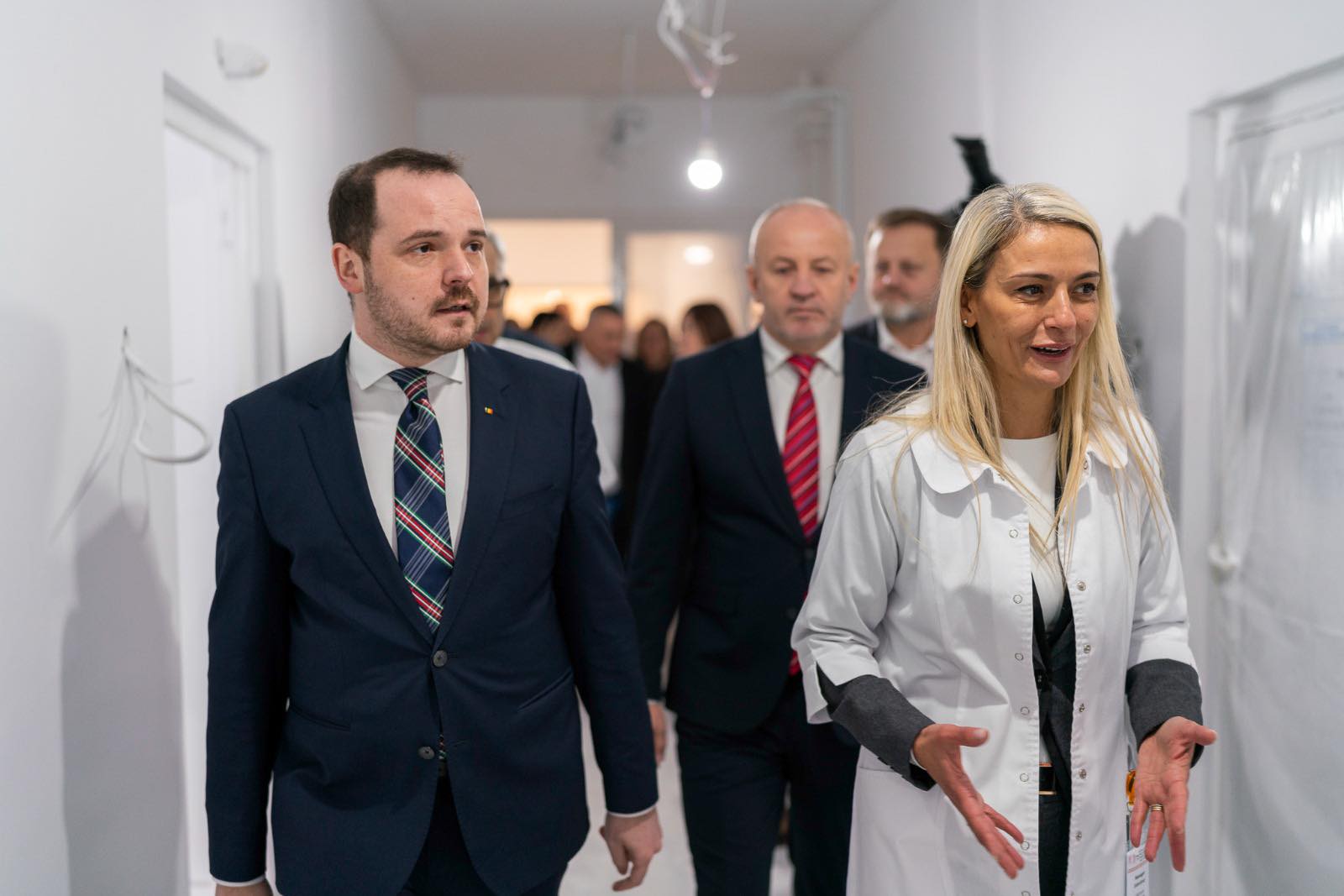 Ministrul Sănătății anunță extinderea rețelei specializate pentru pacientii cu afecțiuni cardiace critice, o inițiativă menită să salveze vieți în situații de urgență Într-o declarație făcută vineri, ministrul Sănătății, Alexandru Rogobete, a anunțat oficial extinderea rețelei naționale de Unități de Supraveghere și Tratament Avansat al Pacienților Cardiaci Critici (AP-USTACC), cu patru noi spitale