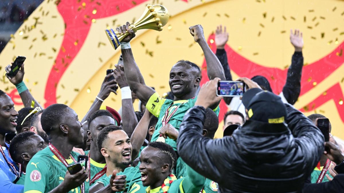 Maroc câștigă oficial Cupa Africii pe Terenul de Joc, după decizia controversată a CAF Decizia frapantă a Consiliului Disciplinar al Confederației Africane de Fotbal (CAF) a răsturnat rezultatul finalei din cadrul Cupei Africii pe Națiuni 2025, atribuit în mod oficial Marocului, în urma unui verdict emis recent