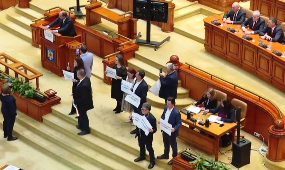 Parlamentul României a decis miercuri, într-un plen reunit al celor două camere, să autorizeze dislocarea pe teritoriul național a unor echipamente și forțe militare americane, într-un pas important pentru consolidarea posturii de apărare a țării în contextul tensiunilor din regiune