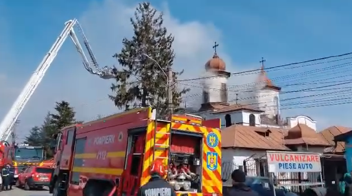 Un incendiu devastator a mistuit duminică dimineață biserica din satul Puchenii Moșneni, comuna Puchenii Mari, aflat pe DN1, provocând pagube importante și mobilizând echipe de intervenție din întreaga regiune