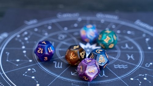 Astrologia românească anunță zile pline de provocări și reflecție, odată cu conjuncturile planetare din această săptămână După o conjuncție inspiratoare între Soare și Neptun, care a avut loc pe 22 martie în zodia Berbec, mai mulți astrologi și horoscoape românești avertizează asupra unor zile încărcate de tensiune și introspecție
