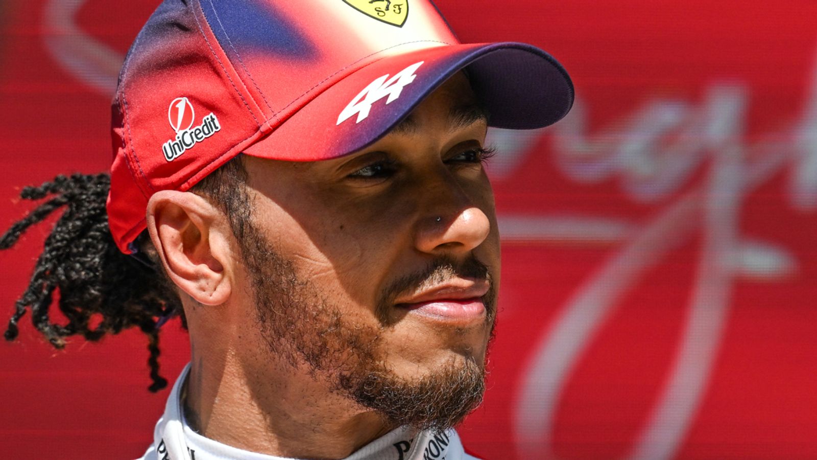 Lewis Hamilton a lansat noi acuzații după calificările de la Marele Premiu al Chinei, sugerând că Mercedes deține un plus de putere în motor pe care nu îl utilizează în mod complet în timpul sesiunilor obișnuite