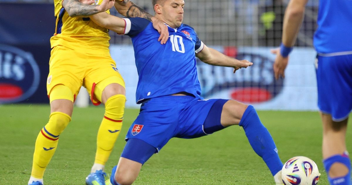 România a suferit o înfrângere dureroasă în meciul amical disputat la Bratislava împotriva Slovaciei, scor 0-2, într-un duel marcat de greșeli individuale și de o evoluție modestă a „tricolorilor” într-un context dificil