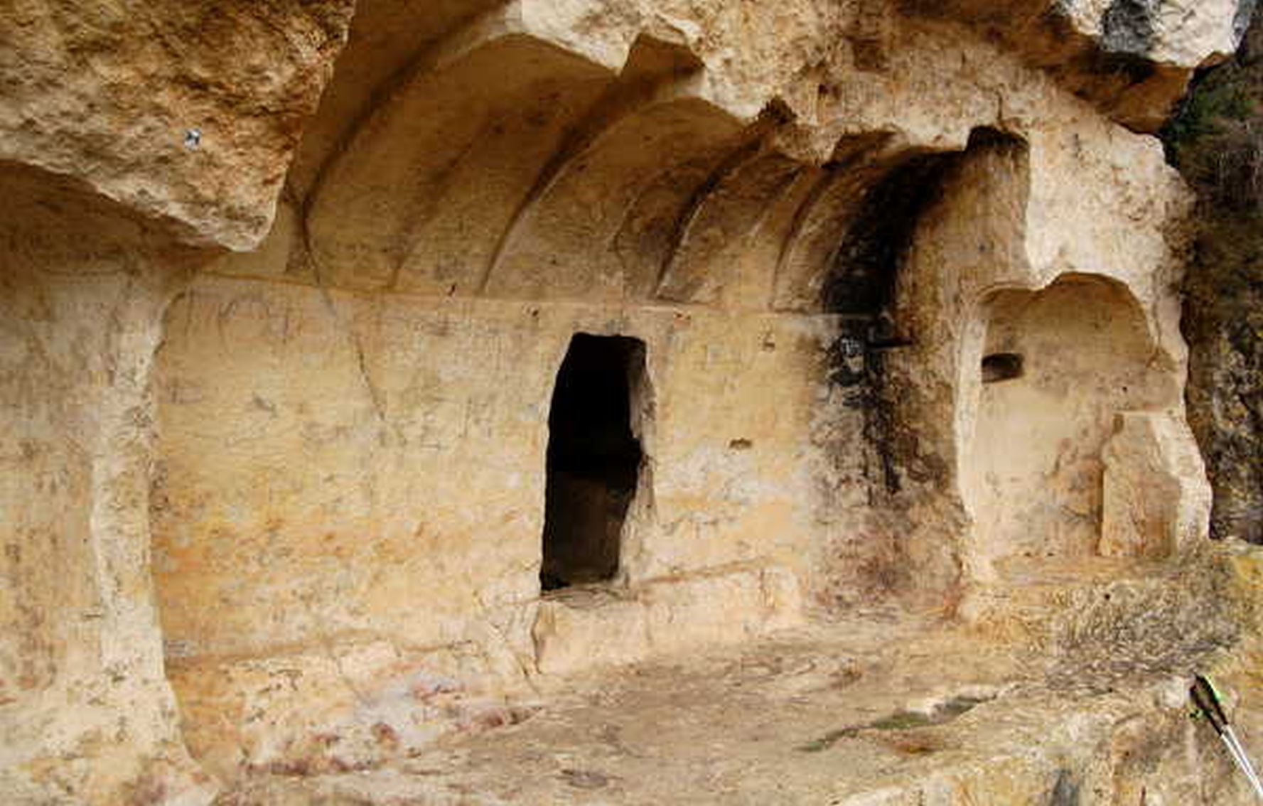 O comunitate medievală ascunsă în stânci, în nordul Spaniei, dezvăluie o realitate surprinzătoare despre viețuirea în izolare Timp de aproape 500 de ani, un ansamblu de formațiuni stâncoase aparent banale din nordul Spaniei a fost pentru mult timp o enigmă