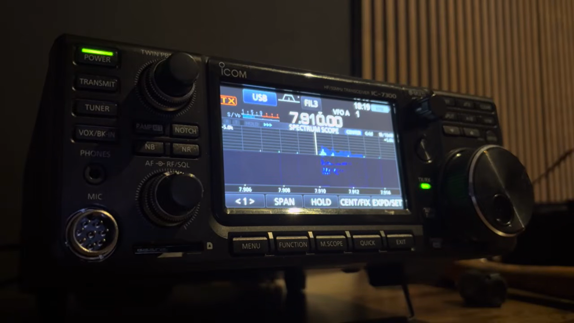 Radioamatorii din România și din lume detectează transmisiuni misterioase cu mesaje codificate în limba persană Un fenomen intrigant a captat atenția radioamatorilor din întreaga lume, inclusiv din România