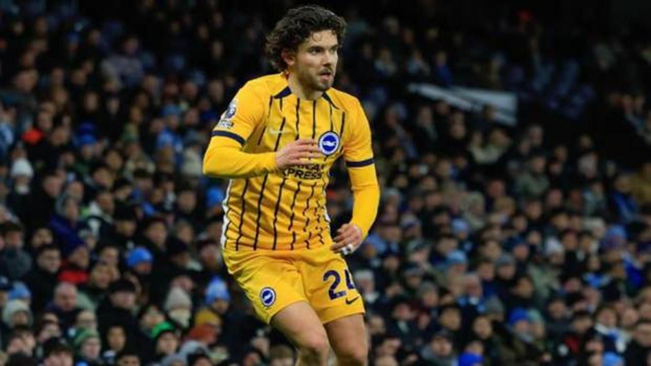 Ferdi Kadıoğlu, jucătorul de 26 de ani al echipei Brighton, atrage din ce în ce mai mult atenția marilor cluburi din Premier League, după un sezon remarcabil în care a fost desemnat de șapte ori drept cel mai bun jucător al meciurilor echipei sale