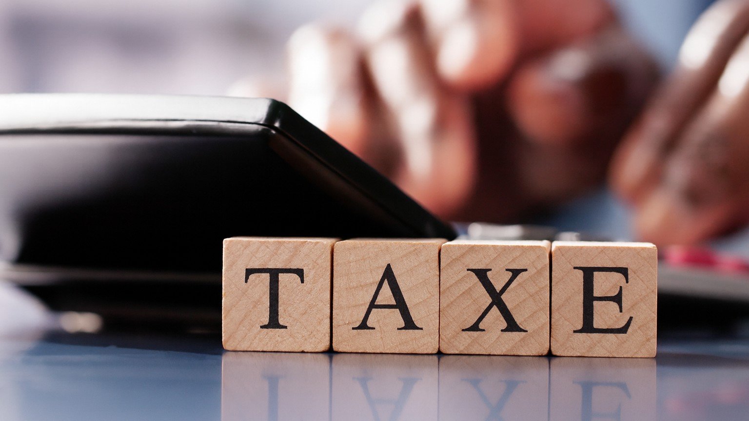 Taxa pe lux va afecta proprietarii de case și mașini în 2026