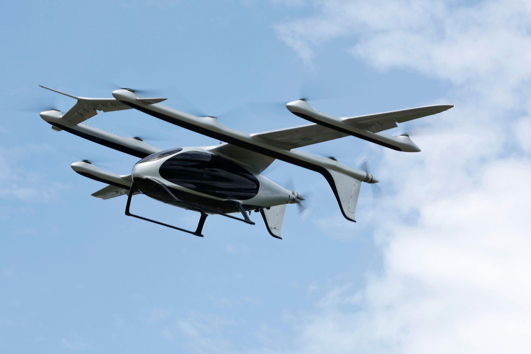 Un avans semnificativ în tehnologia transportului aerian urbant a fost anunțat recent din China: un taxi zburător cu capacitate pentru 10 persoane a reușit să execute un zbor de test cu succes, marcând un moment important nu doar pentru firma producătoare, ci și pentru întreaga industrie a vehiculelor electronice autonome