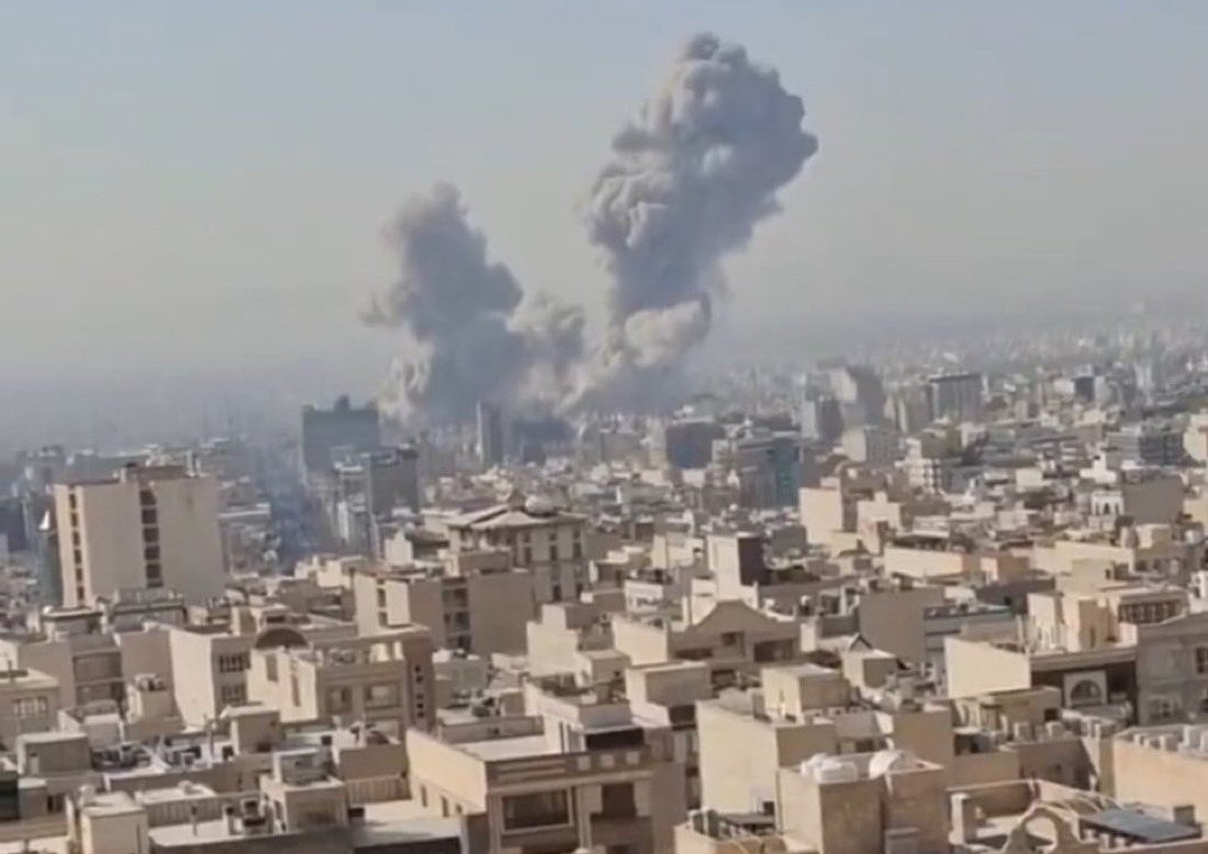 Tensiunile din Orientul Mijlociu escaladează: Israelul și Iranul într-un nou schimb de lovituri Una dintre cele mai tensionate regiuni din lume a fost din nou scena unui conflict indirect, după ce armata israeliană a anunțat, luni dimineață, atacuri asupra pozițiilor de securitate din Iran, inclusiv în orașul Isfahan, și, concomitent, Iranul a răspuns cu lansarea mai multor rachete asupra teritoriului Israel în timpul nopții