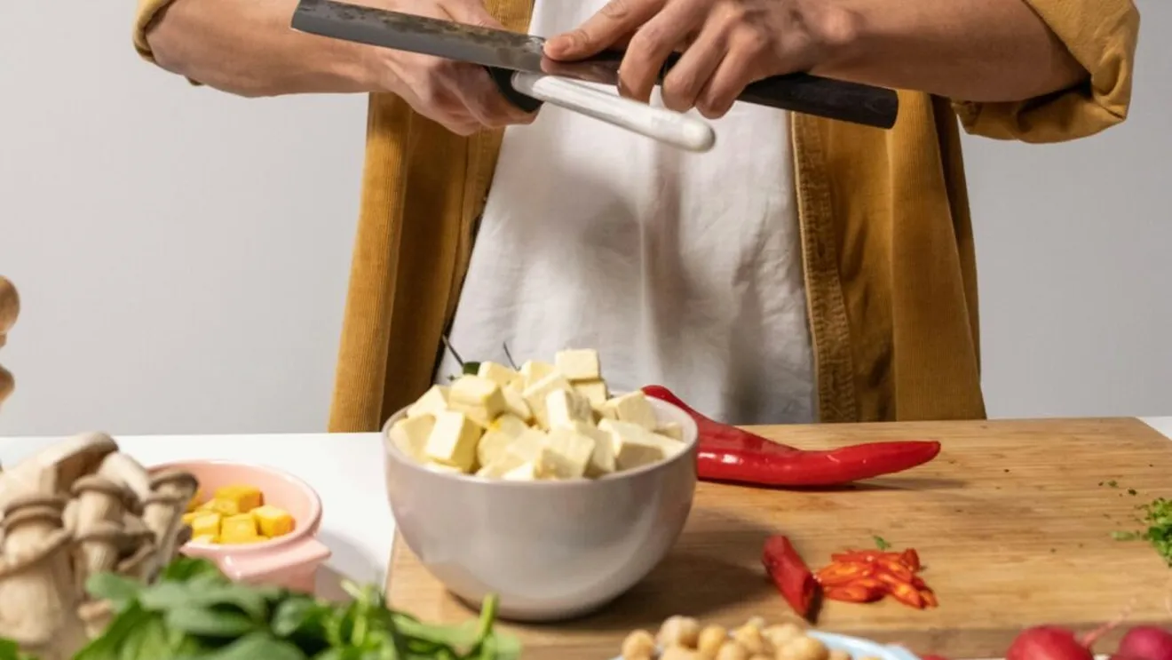 Soia: de la lipsurile comuniste la trendul modern al gastronomiei sănătoase În ultimii ani, soia a devenit tot mai prezentă pe mesele românilor, chiar dacă în urmă cu câteva decenii simboliza lipsuri și austeritate