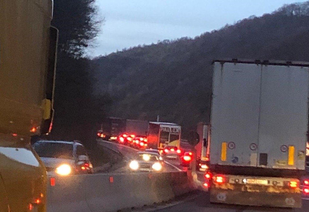 Traficul pe Valea Oltului va fi grav afectat în următoarele trei luni, odată cu startul unor lucrări de siguranță menite să consolideze versanții, o măsură esențială pentru prevenirea accidentelor și asigurarea unei circulații mai sigure pe unul dintre cele mai circulate drumuri din România