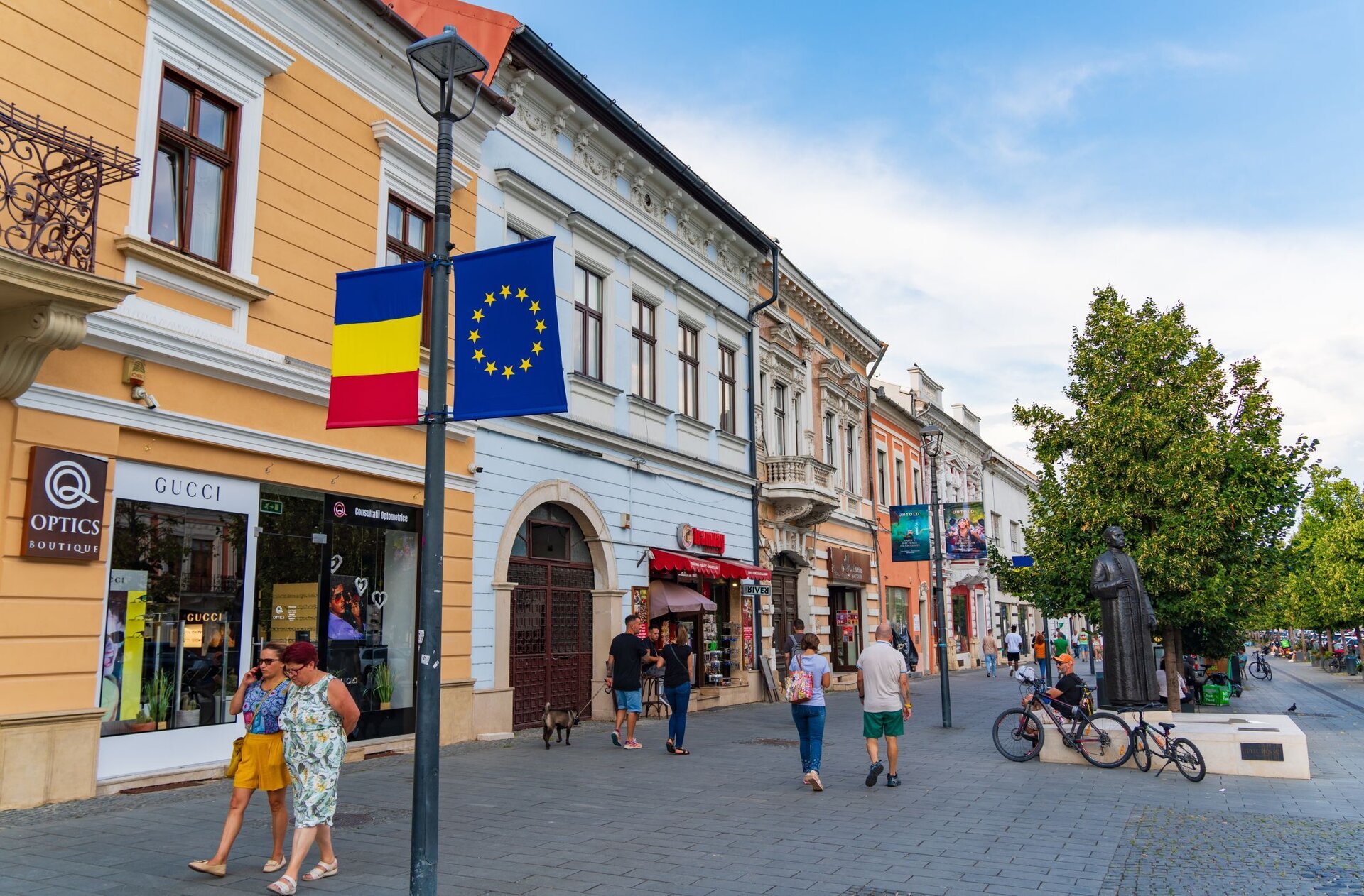 Turismul din România, în scădere la început de an, cu o creștere a vizitatorilor internaționali Prima lună din an a adus o scădere clară pentru sectorul turistic din România, în ciuda unei creșteri a numărului de vizitatori străini