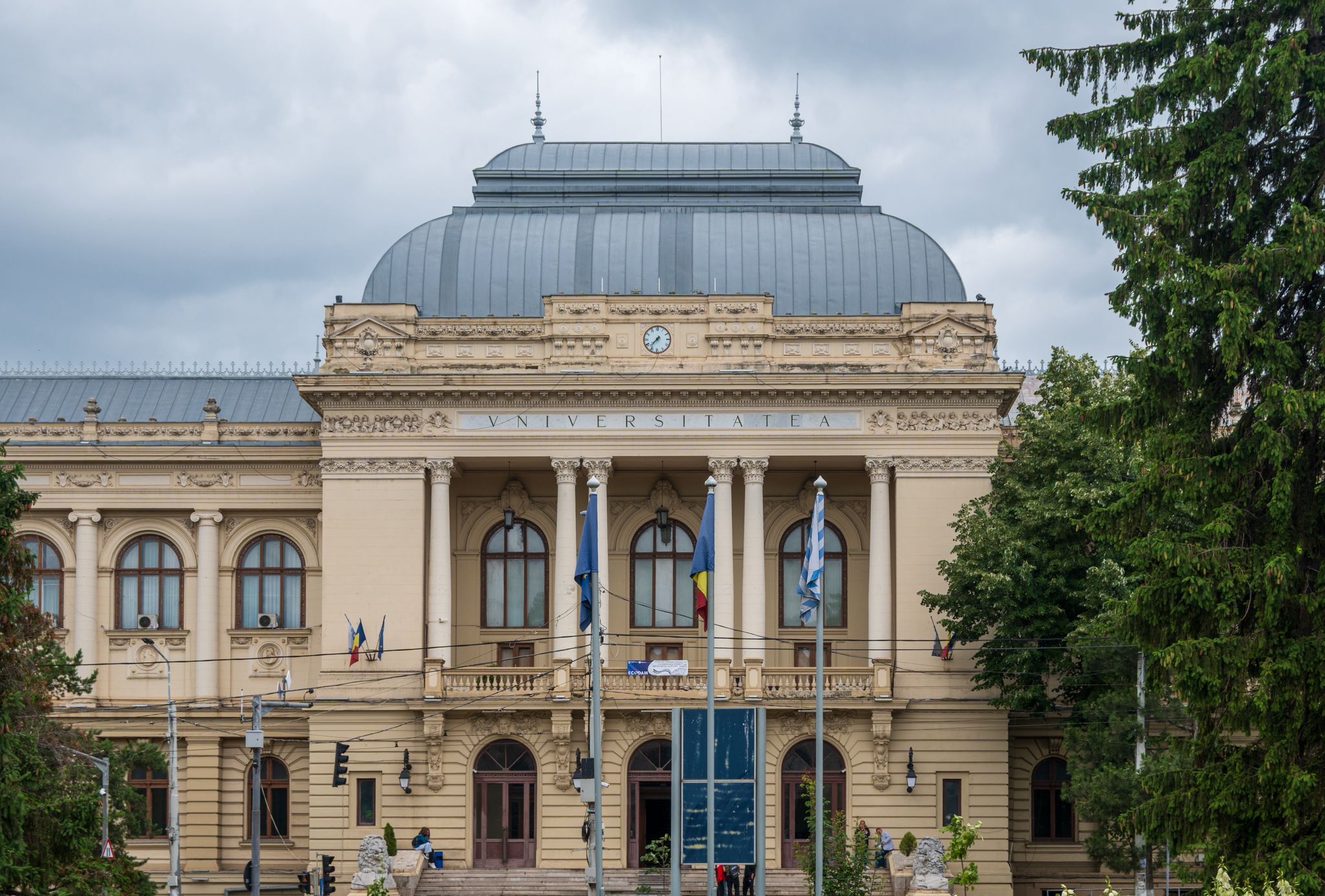 Universitatea „Alexandru Ioan Cuza” din Iași trebuie să analizeze un potențial scandal ce amenință reputația sa academică, după ce în ultimele zile au ieșit la iveală informații delicate legate de titlul onorific acordat unui profesor de renume internațional, implicat acum în cercetări judiciare din Statele Unite