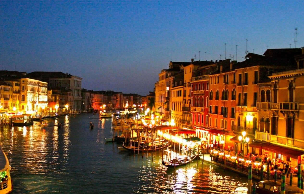 Uniunea Europeană avertizează asupra consecințelor dacă Bienala de Artă de la Veneția susține participarea Rusiei Uniunea Europeană a tras un semnal clar, afirmând că va impune sancțiuni dacă organizatorii Bienalei de Artă de la Veneția nu revin asupra deciziei controversate de a accepta participarea Rusiei la ediția din acest an