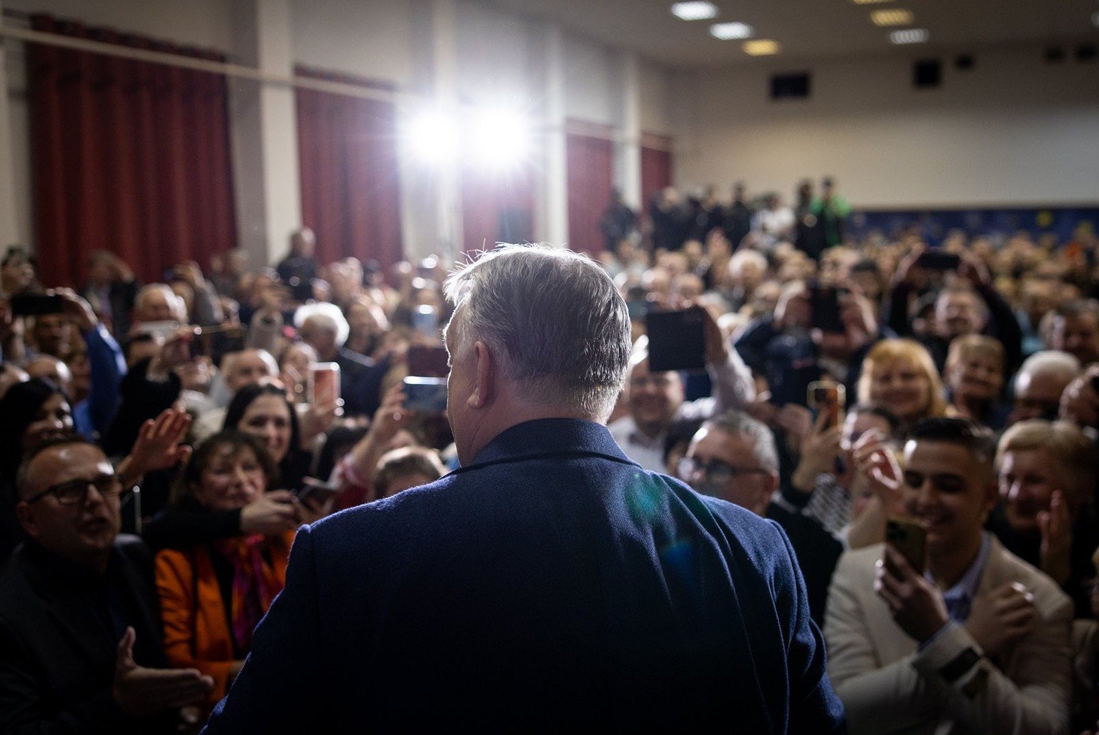 Campania electorală din Ungaria intră în ultima linie dreaptă, iar datele recente arată o consolidare a pozițiilor principalei forțe politice: Partidul Tisza și FIDESZ