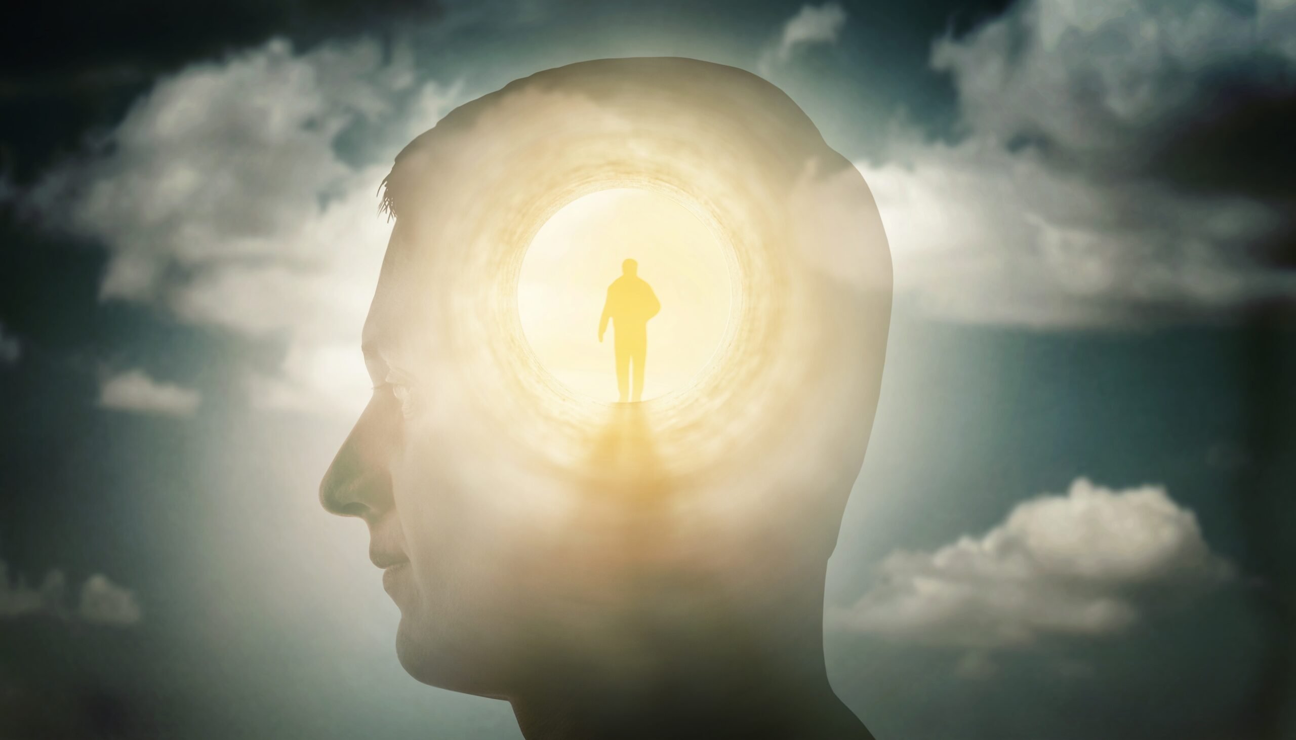 Vocea interioară care ne condamnă constant poate deveni o adevărată sursă de stres și anxietate, influențând profund modul în care ne percepem și decidem