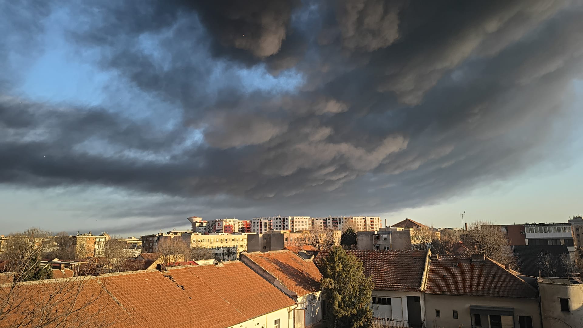 Incendiu într-o fabrică de polistiren din Arad