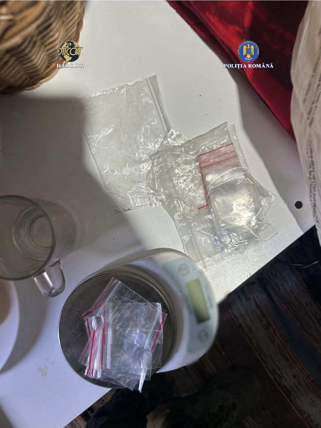 Cluj: Polițiștii și procurorii au destructurat o rețea de trafic cu substanțe psihoactive, bărbatul suspect fiind reținut pentru distribuție ilegală În ultima perioadă, clanurile de traficanți de substanțe interzise își măresc considerabil activitatea, iar autoritățile fac eforturi susținute pentru combaterea traficului cu droguri