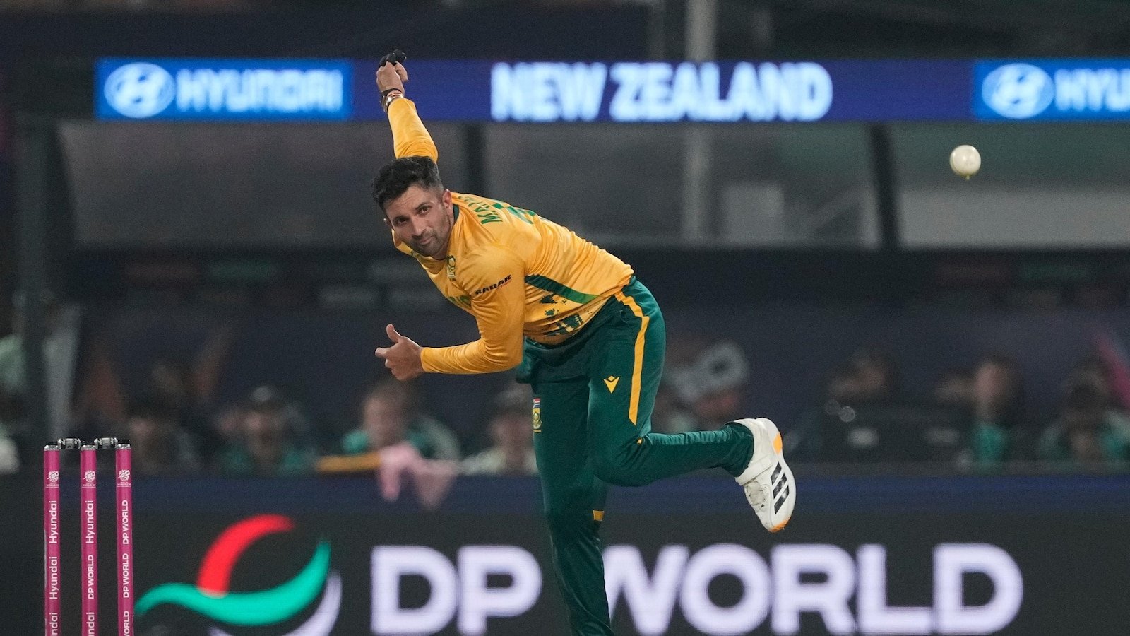 South Africa alege să înceapă cu bowling în meciul patru din seria T20 împotriva Noii Zeelande, în condiții turbulente pentru gazde Wellington, Noua Zeelandă — La începutul meciului patru al seriei T20 între Noile Zeelande și Africa de Sud, căpitanul oaspeților, Keshav Maharaj, a câștigat tragerea la sorți și a decis ca echipa sa să înceapă cu bowling