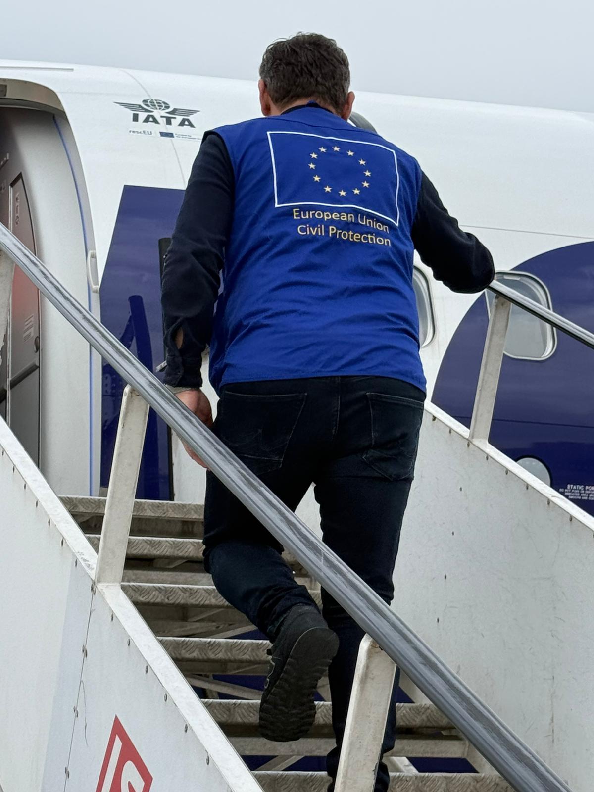 Zeci de mii de cetățeni străini blocați în Orientul Mijlociu în urma conflictului armat recent reprezintă o criză umanitară în desfășurare, iar ritmul evacuărilor a fost criticat pentru lentoarea cu care se desfășoară operațiunile