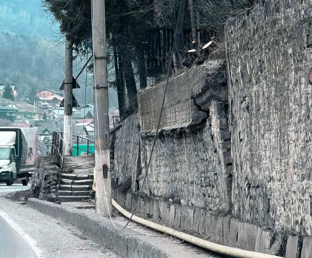 Un pericol iminent pentru traficul rutier din Prahova: zidul de sprijin amenință să cadă peste DN1 O situație deosebit de delicată pune în pericol circulația pe DN1, una dintre cele mai aglomerate și importante șosele din România