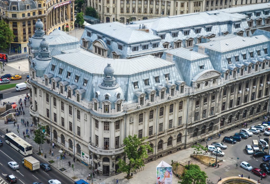 Studenții Universității din București sunt invitați să propună soluții pentru reciclarea deșeurilor electronice, cu șansa de a câștiga acces la festivalul Untold 2026