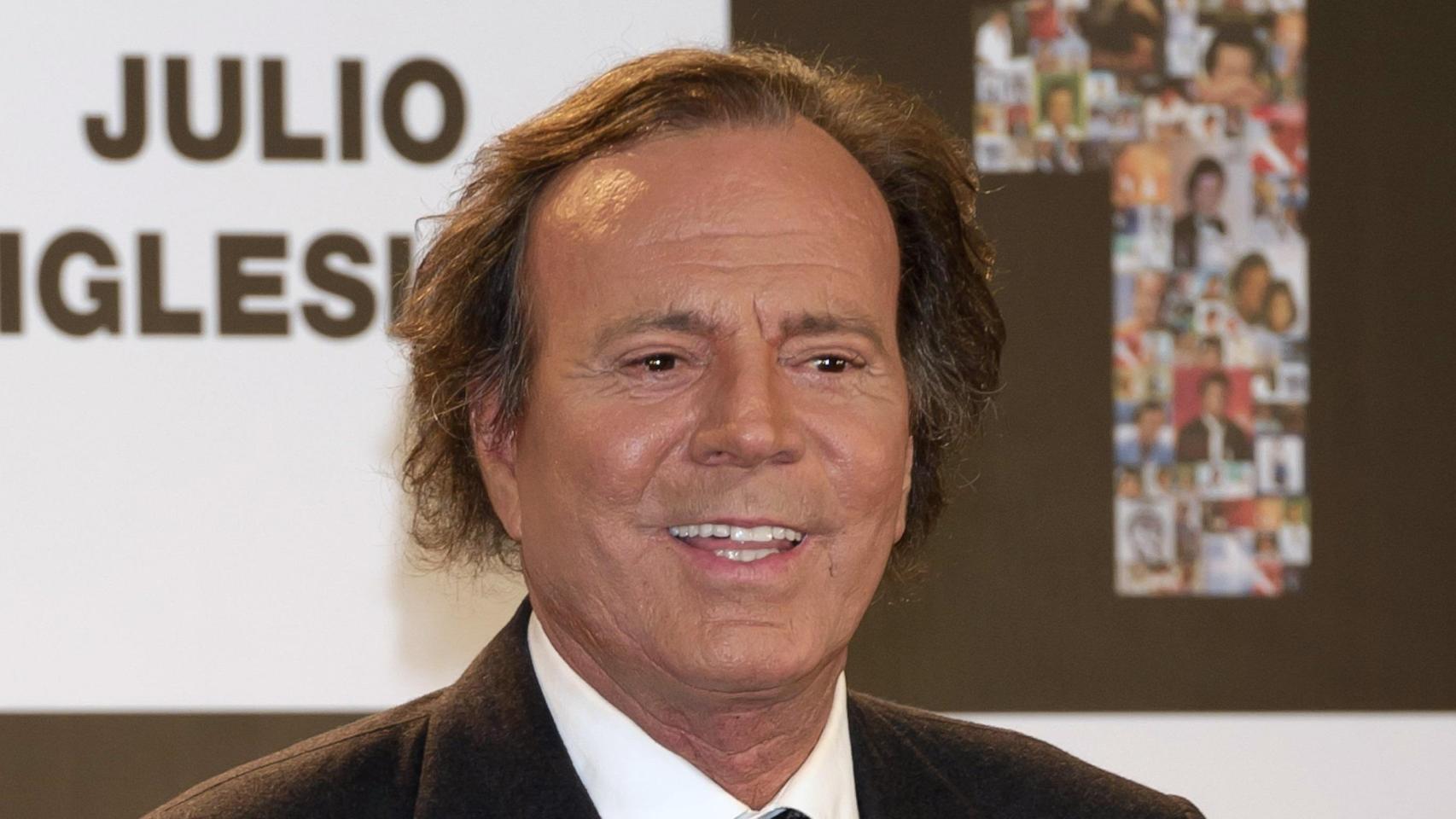Julio Iglesias nu are statut de suspect în ancheta deschisă de Procuratura din Spania Jurisdicția spaniolă a clarificat recent situația legată de celebrul cântăreț spaniol Julio Iglesias, care nu se află sub nicio condiție procesuală de suspect în cadrul anchetei demarate după acuzațiile aduse de două foste menajere