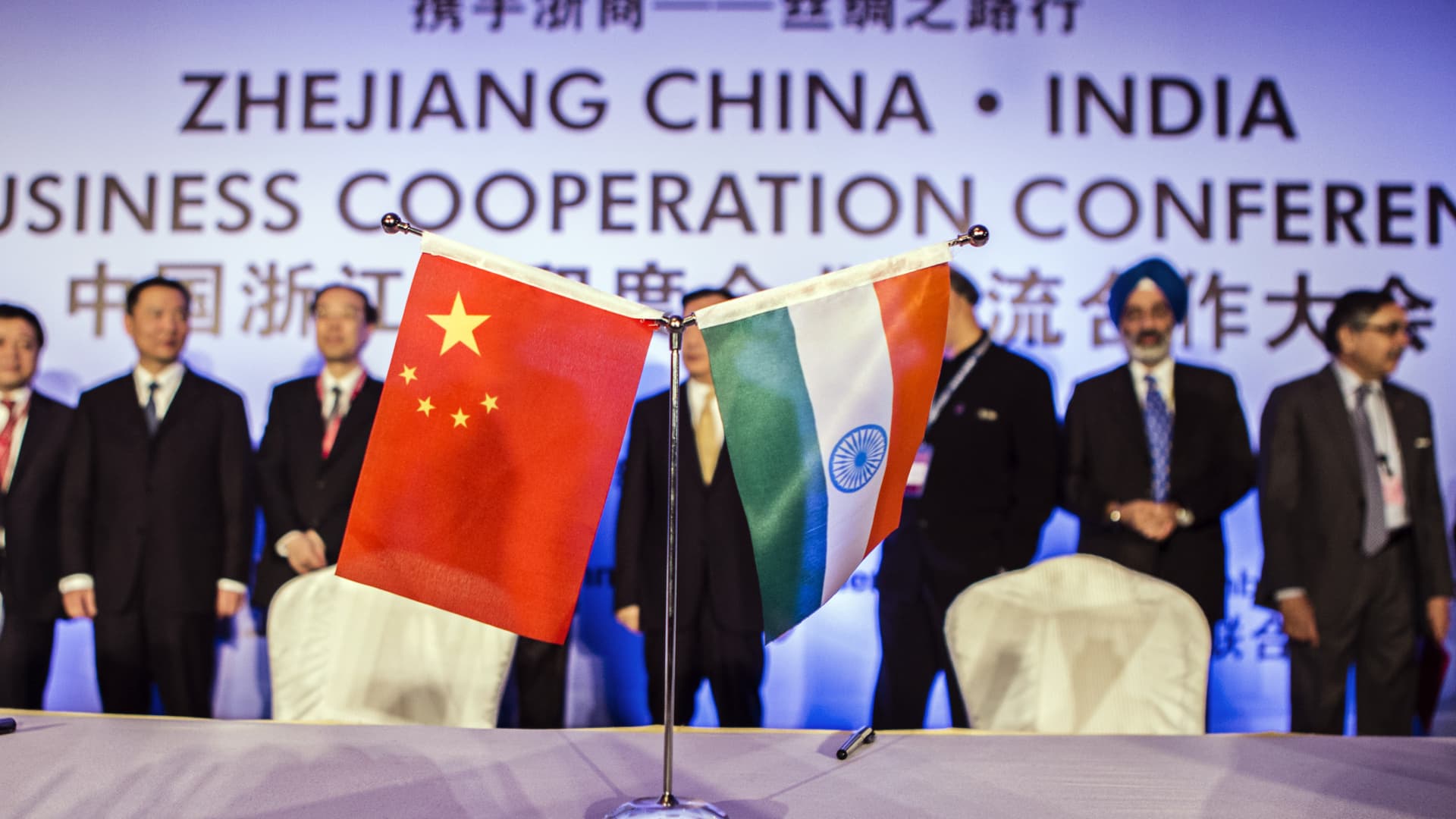 India și China își reiau relațiile economice, pe fondul crizei energetice Pe măsură ce șocurile energetice declanșate de războiul din Iran subliniază vulnerabilitatea Indiei în fața combustibililor fosili, companiile indiene se orientează către China pentru a explora parteneriate în domeniul încărcării vehiculelor electrice, al soluțiilor pentru baterii și al energiei regenerabile