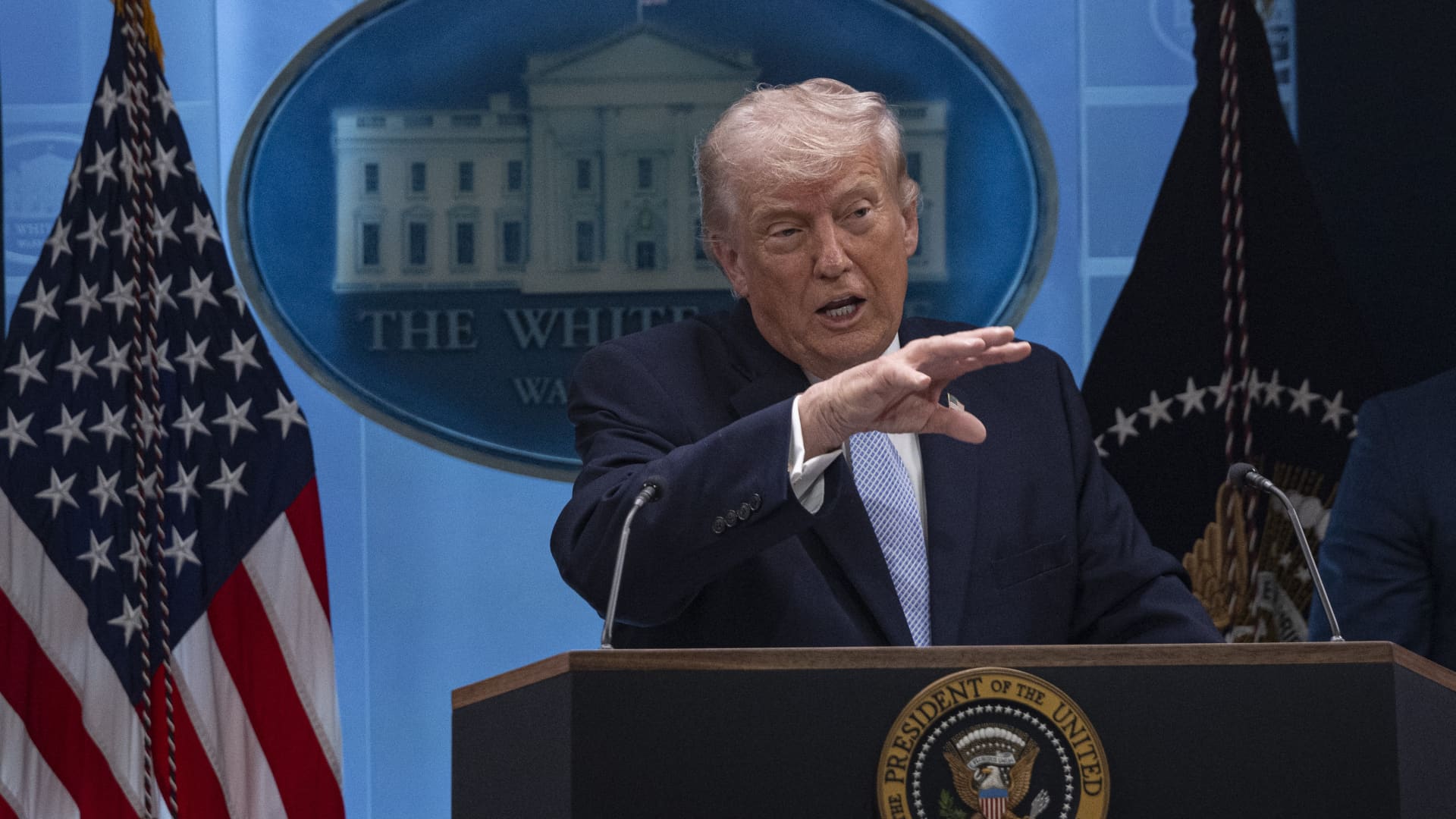 Donald Trump, fostul președinte al Statelor Unite, pare să-și îndrepte din nou atenția către Groenlanda, totodată criticând NATO, în contextul tensiunilor diplomatice generate de războiul din Iran, care expun divergențe în relațiile Washingtonului cu alianța de securitate