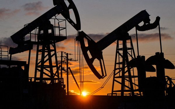 Petrolul, prăbușire de peste 10% după ce Iranul deschide Strâmtoarea Hormuz