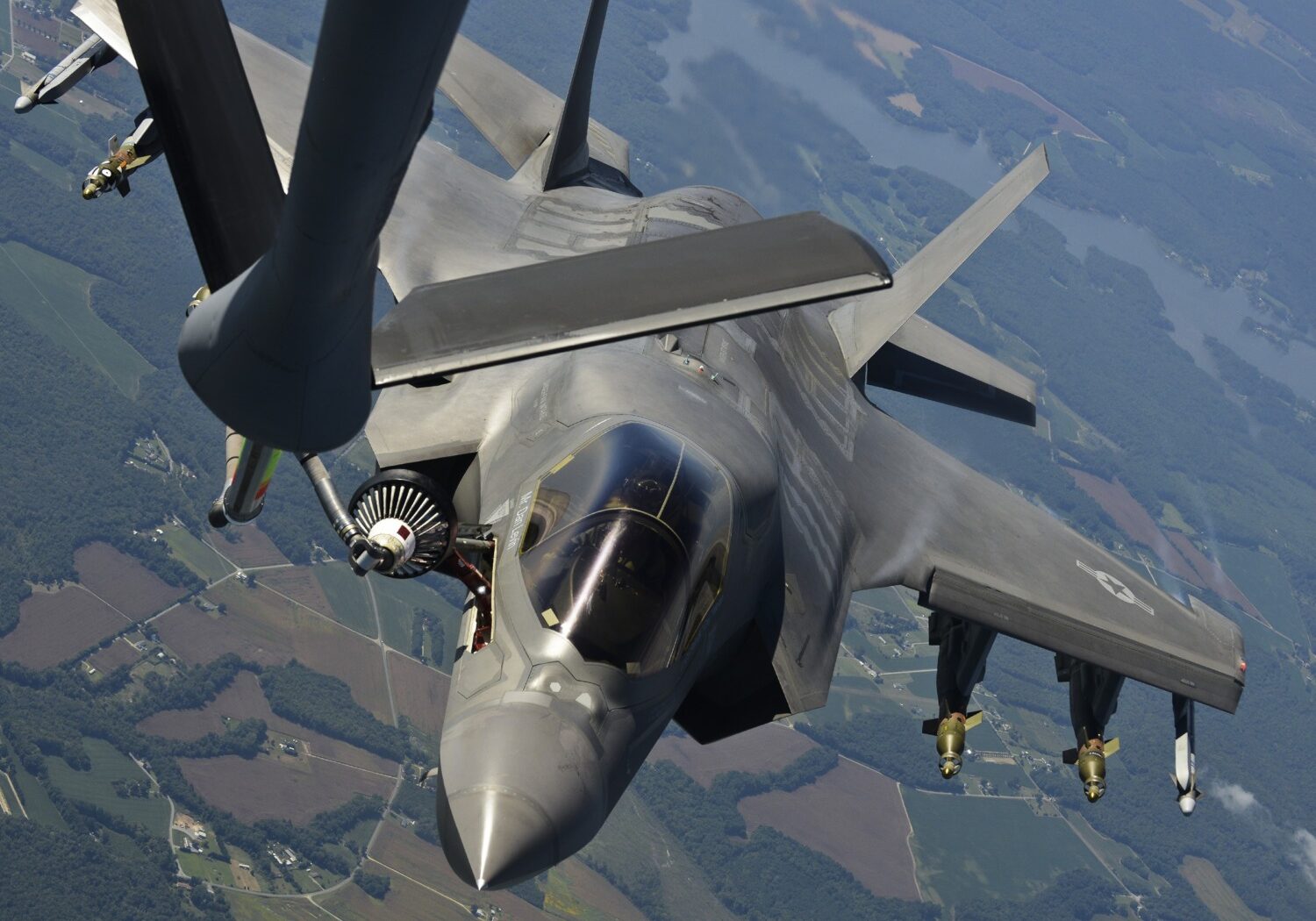 Portugalia a autorizat zeci de aterizări și survolări ale avioanelor militare americane Portugalia a confirmat recent că a autorizat 76 de aterizări ale avioanelor militare ale Statelor Unite la baza aeriană Lajes din Insulele Azore și 25 de survolări ale teritoriului său, în contextul conflictului dintre SUA și Israel împotriva Iranului